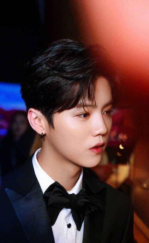 鹿晗镜子爆料视频,揭秘明星幕后生活片段